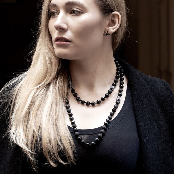 jeune femme portant un collier avec perles noires et des perles d'argent