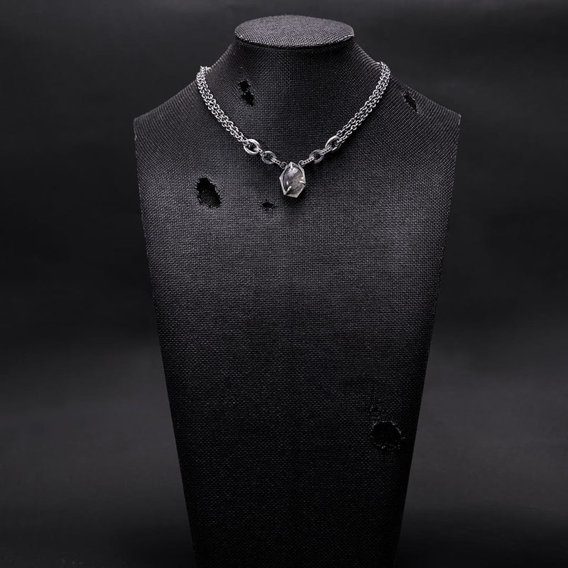 collier pour femme en argent noir, diamants noirs et quartz fleche d'amour