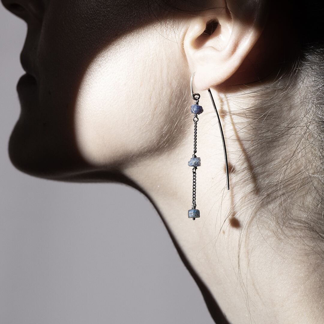 Boucle d'oreilles pour femme en argent et perles de saphirs brutes