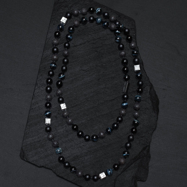 Collier avec des perles noires et des perles d'argent