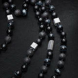 Collier avec des perles noires et des perles d'argent