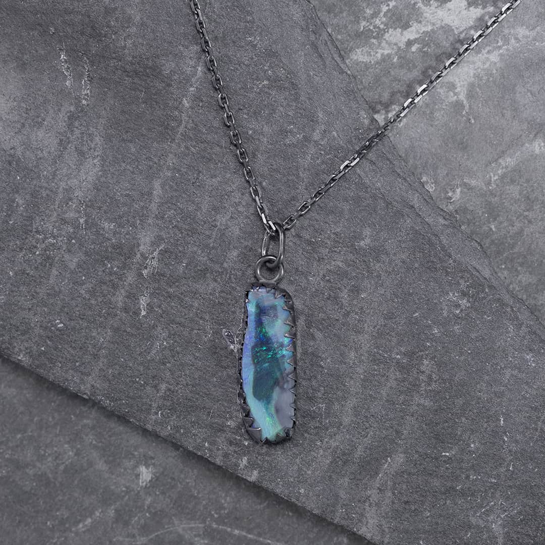 Pendentif en argent noir et opale noire bleue d'Australie