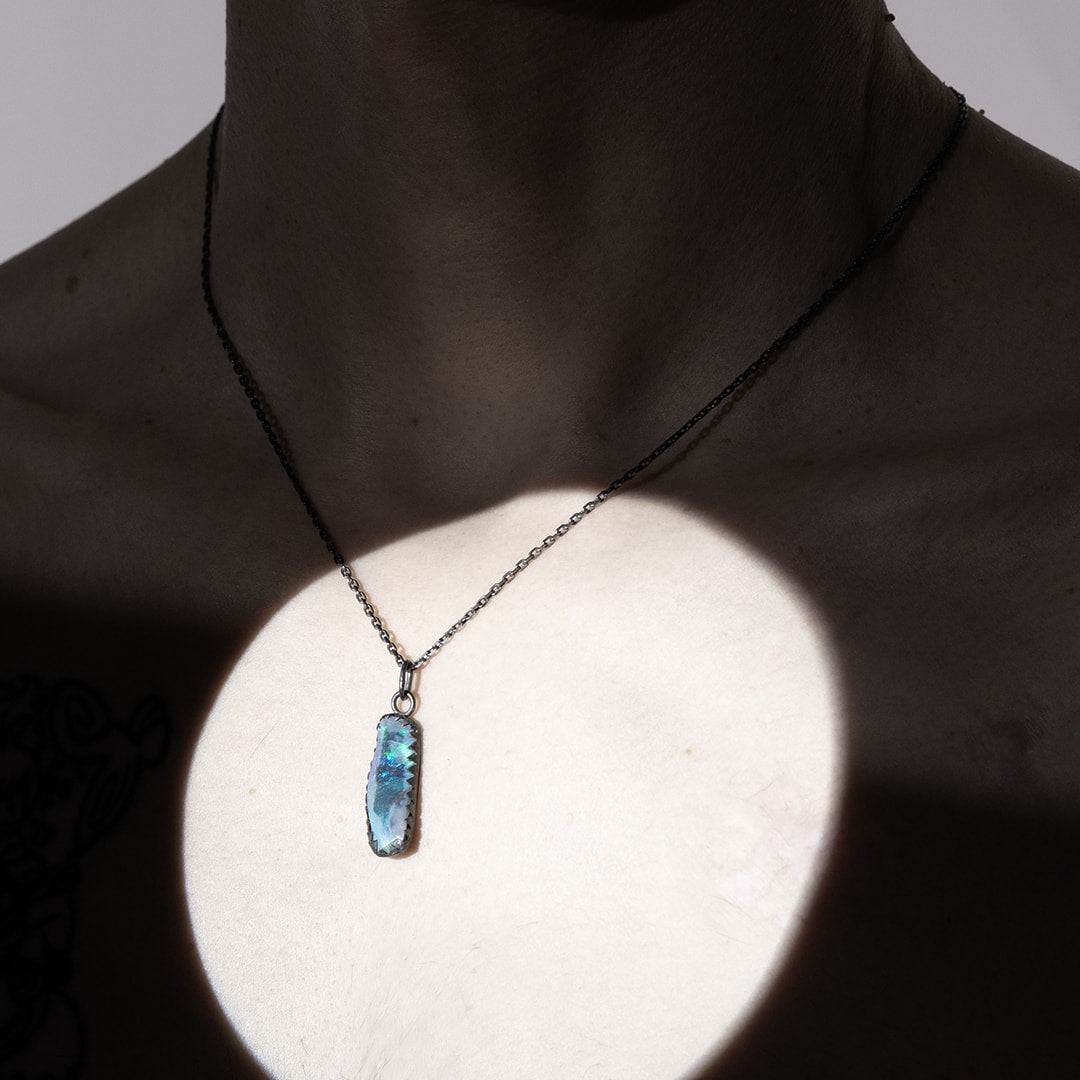 Pendentif en argent noir et opale noire bleue d'Australie