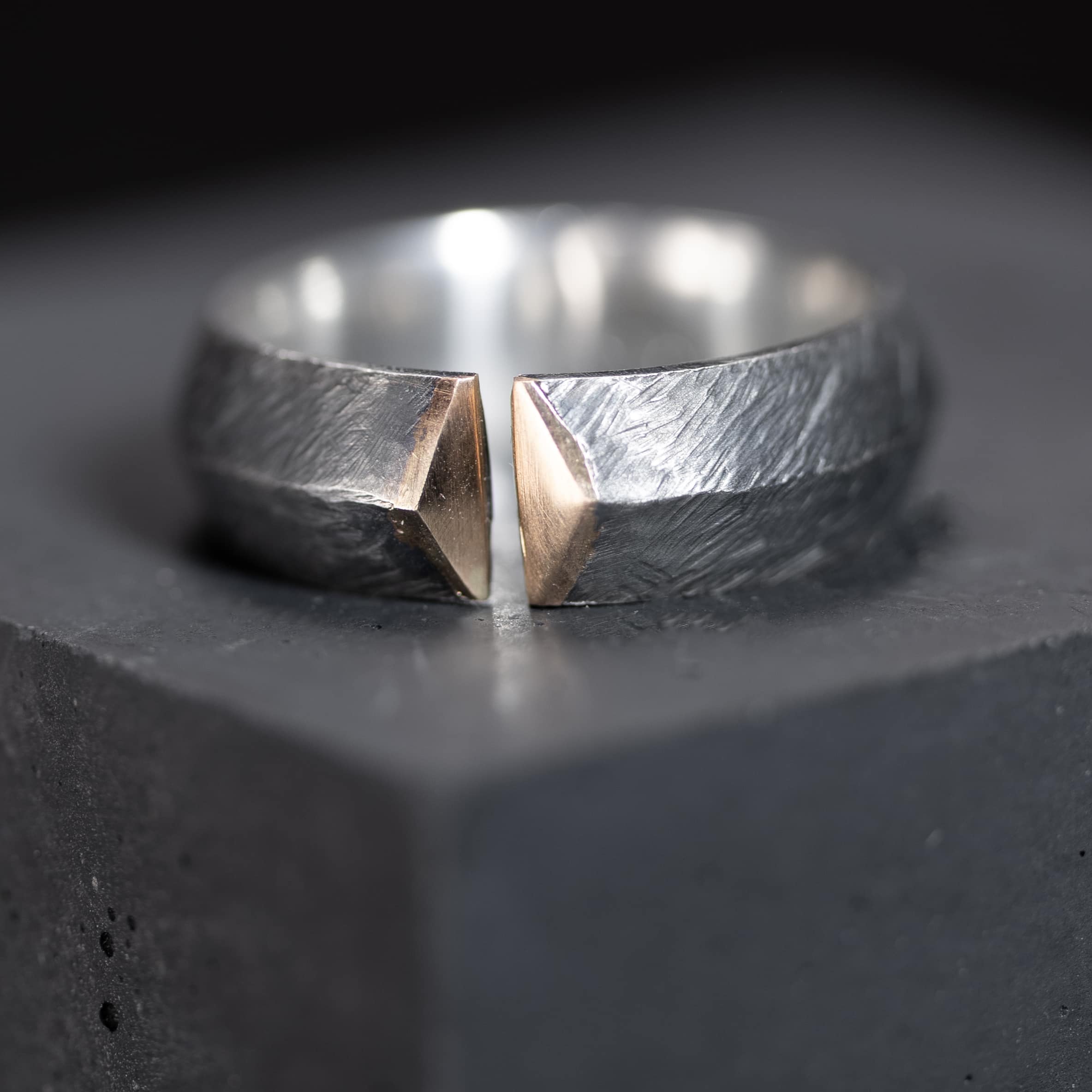 bague ouverte en argent noir et or rouge