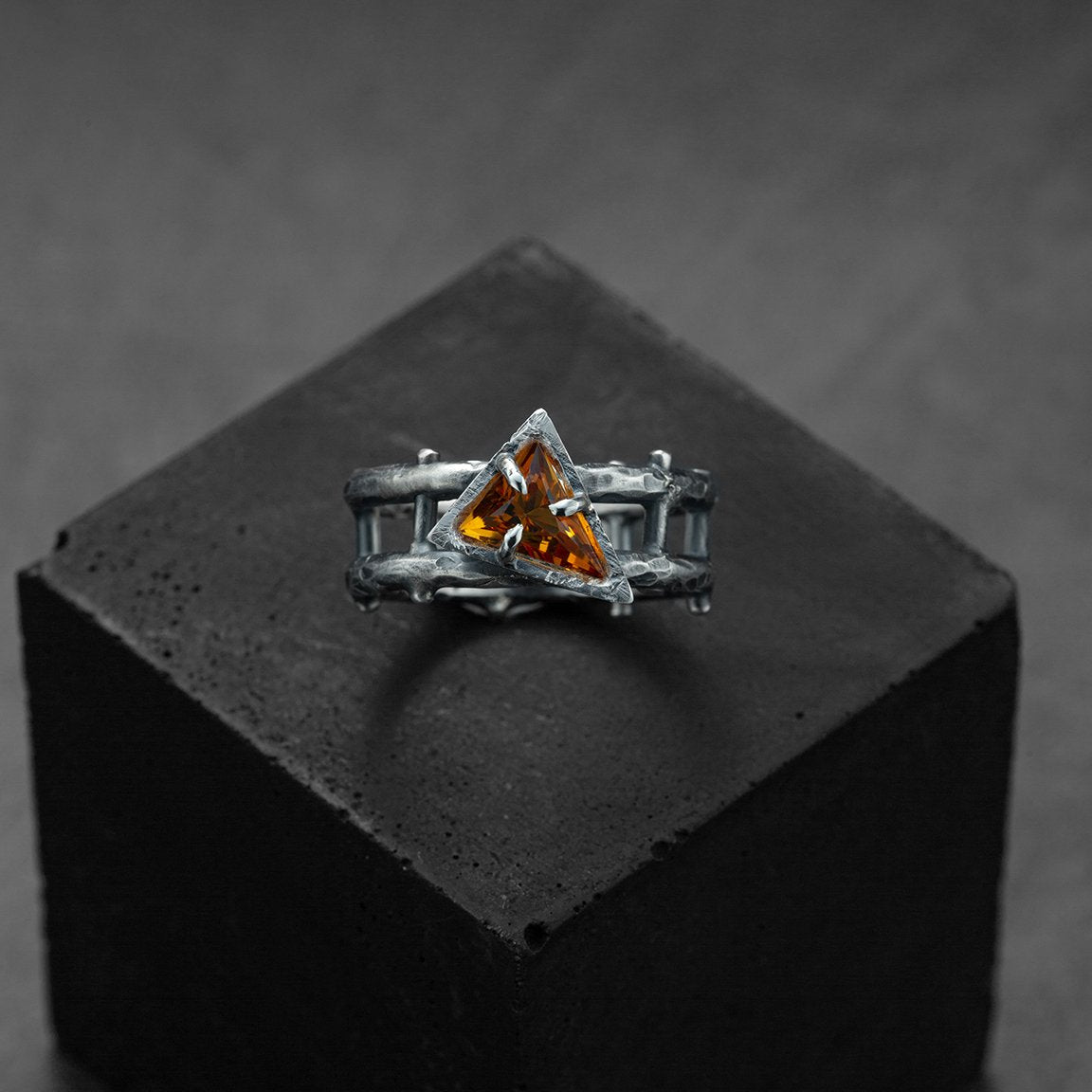 bague en argent noir, pièce unique, design contemporain, pierre centrale citrine de madère en triangle.
