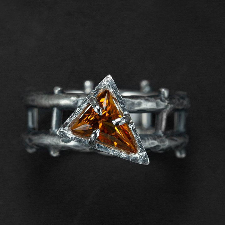 bague en argent noir, pièce unique, design contemporain, pierre centrale citrine de madère en triangle.