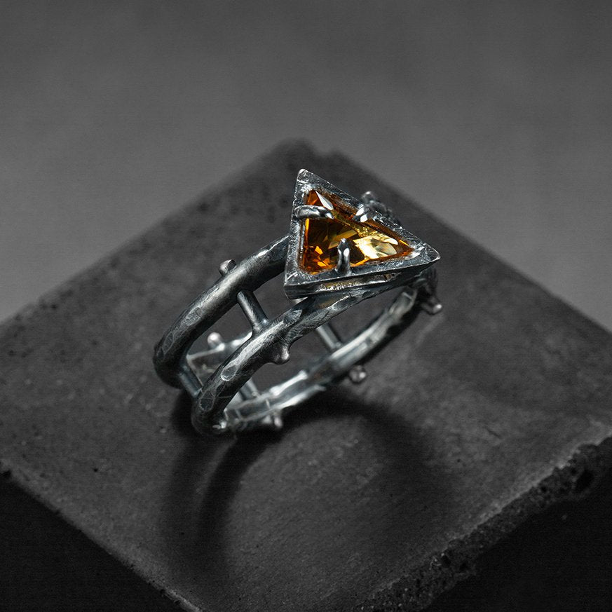 bague en argent noir, pièce unique, design contemporain, pierre centrale citrine de madère en triangle.