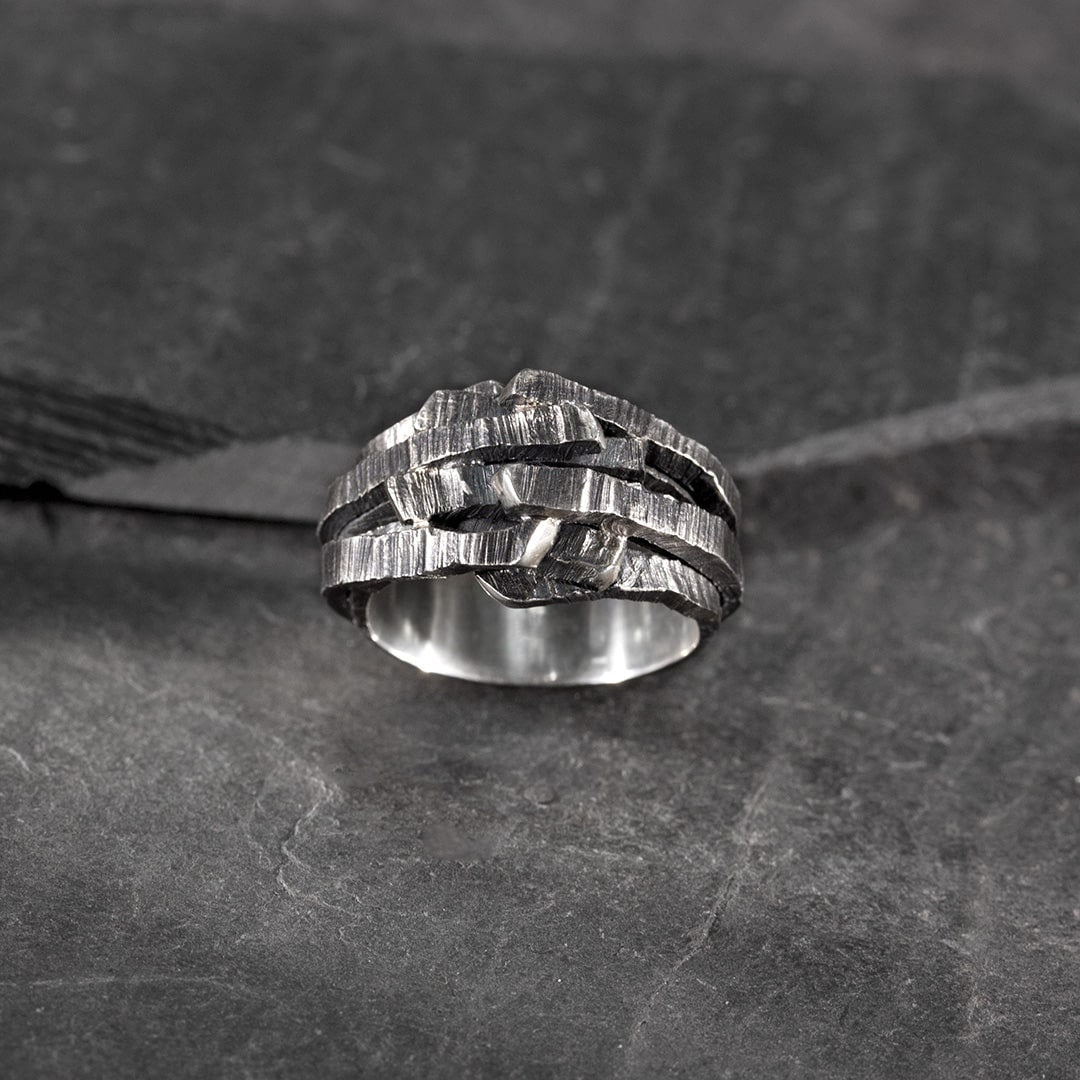 bague massive en argent noir texturée