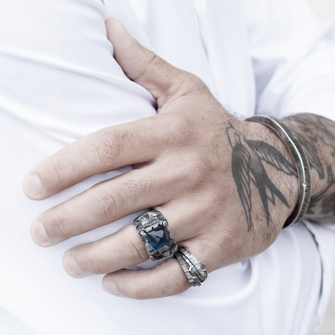mais d'homme tatoué portant bague argent croisee 1 Legion paris