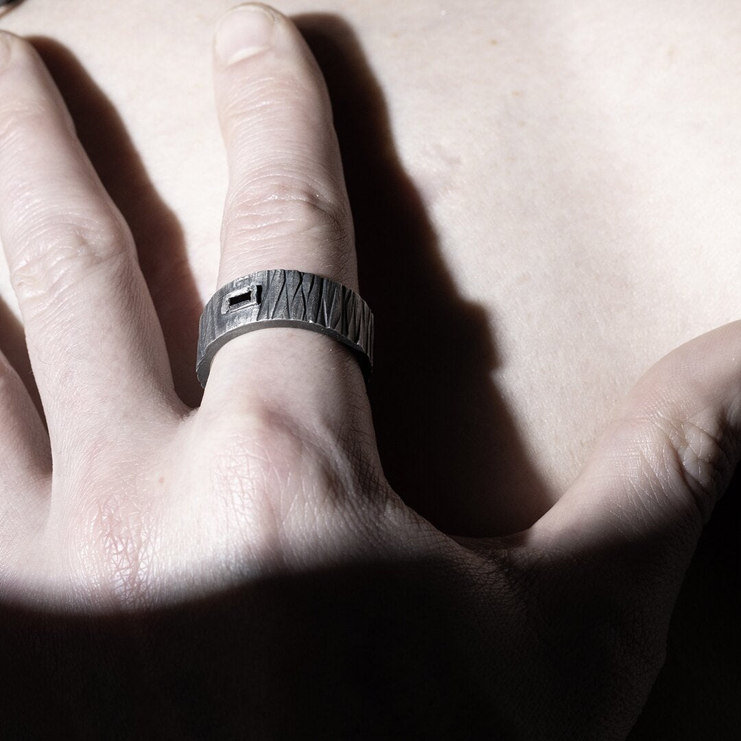 bague en argent noir et diamant noir baguette