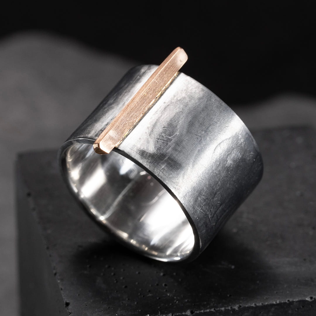 bague massive pour homme en argent noir et or rouge. Design contemporain et minimaliste.