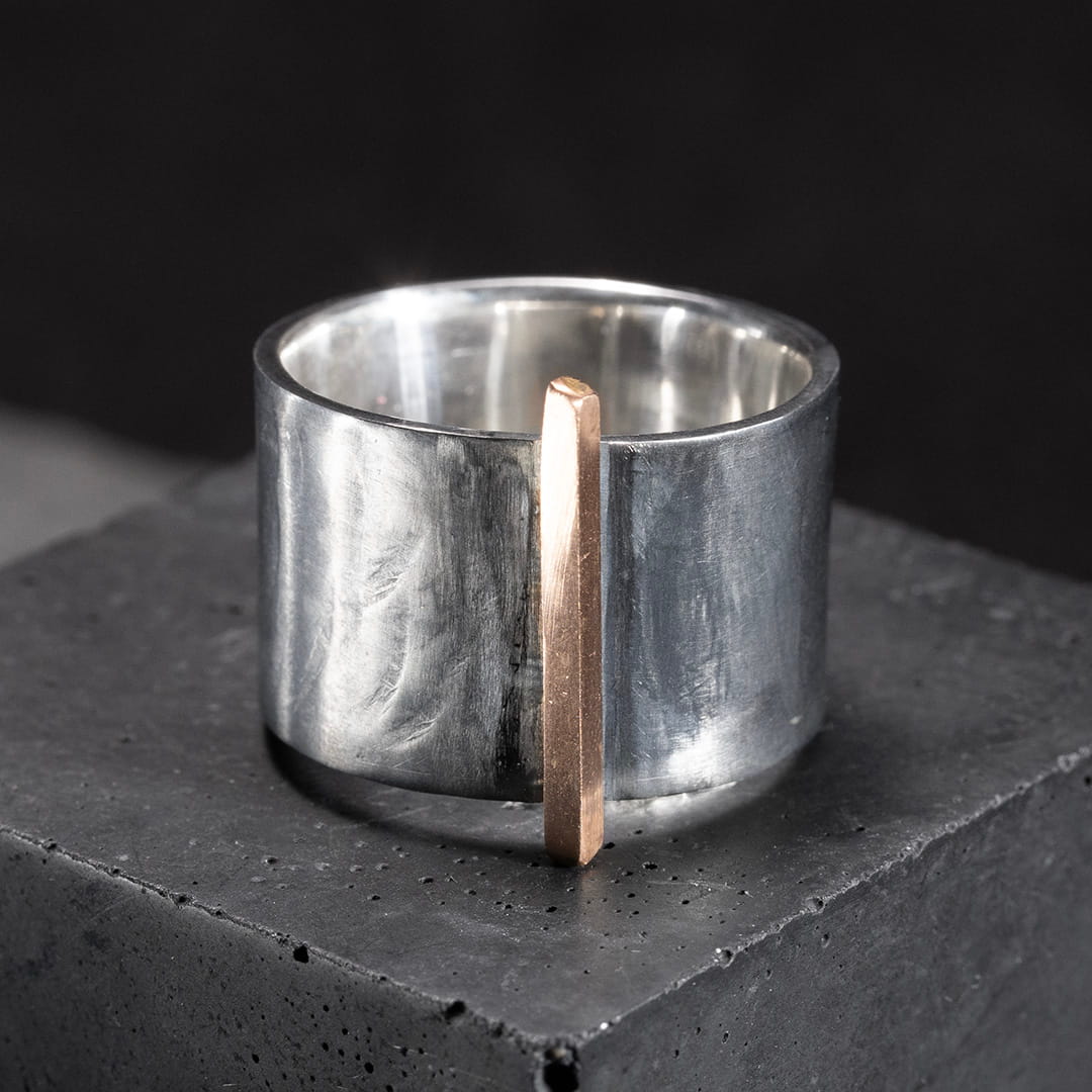 bague massive pour homme en argent noir et or rouge. Design contemporain et minimaliste.