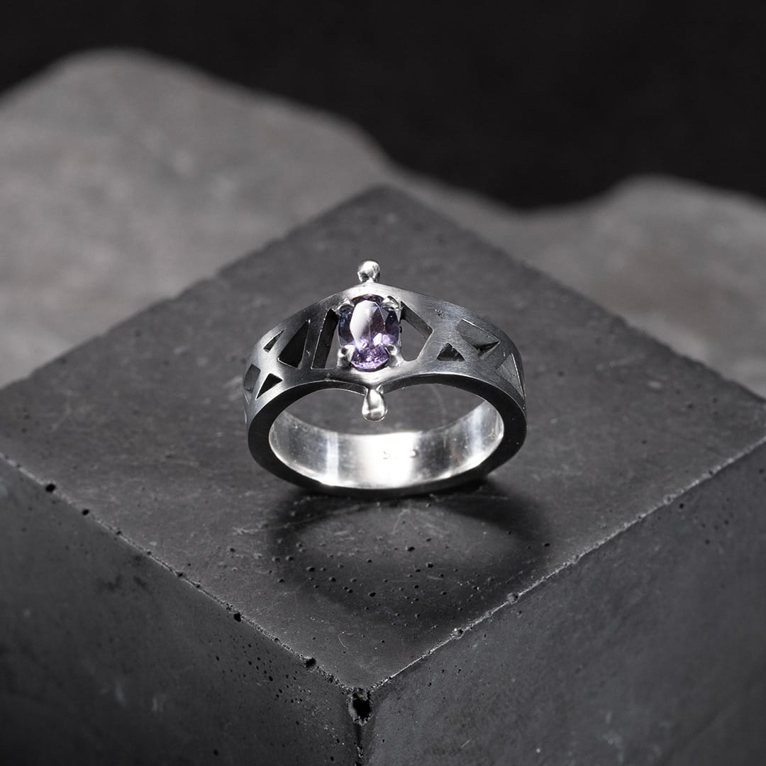 bague originale ajourée pour femme en argent et spinelle violet.