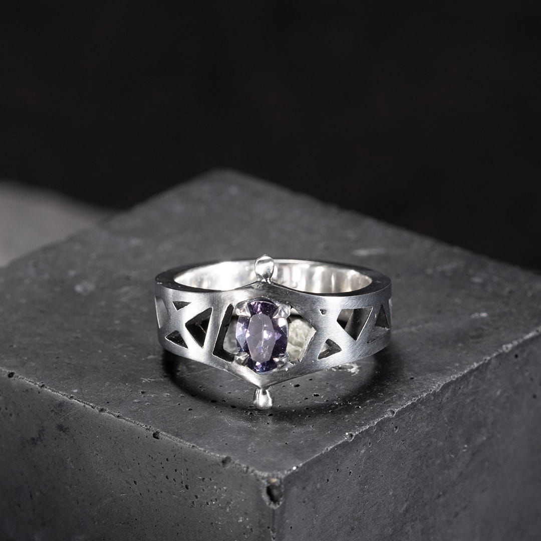 bague originale ajourée pour femme en argent et spinelle violet.