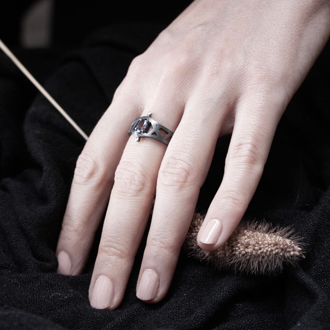 bague originale ajourée pour femme en argent et spinelle violet.