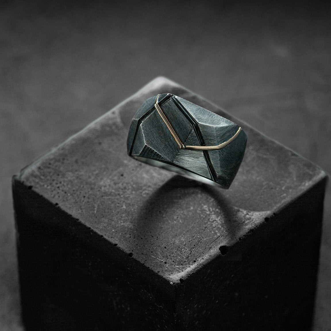 Bague massive chevalière facettée pour homme en argent noir et argent, design contemporain.