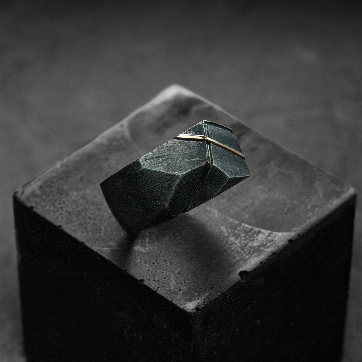 Bague massive chevalière facettée pour homme en argent noir et argent, design contemporain.
