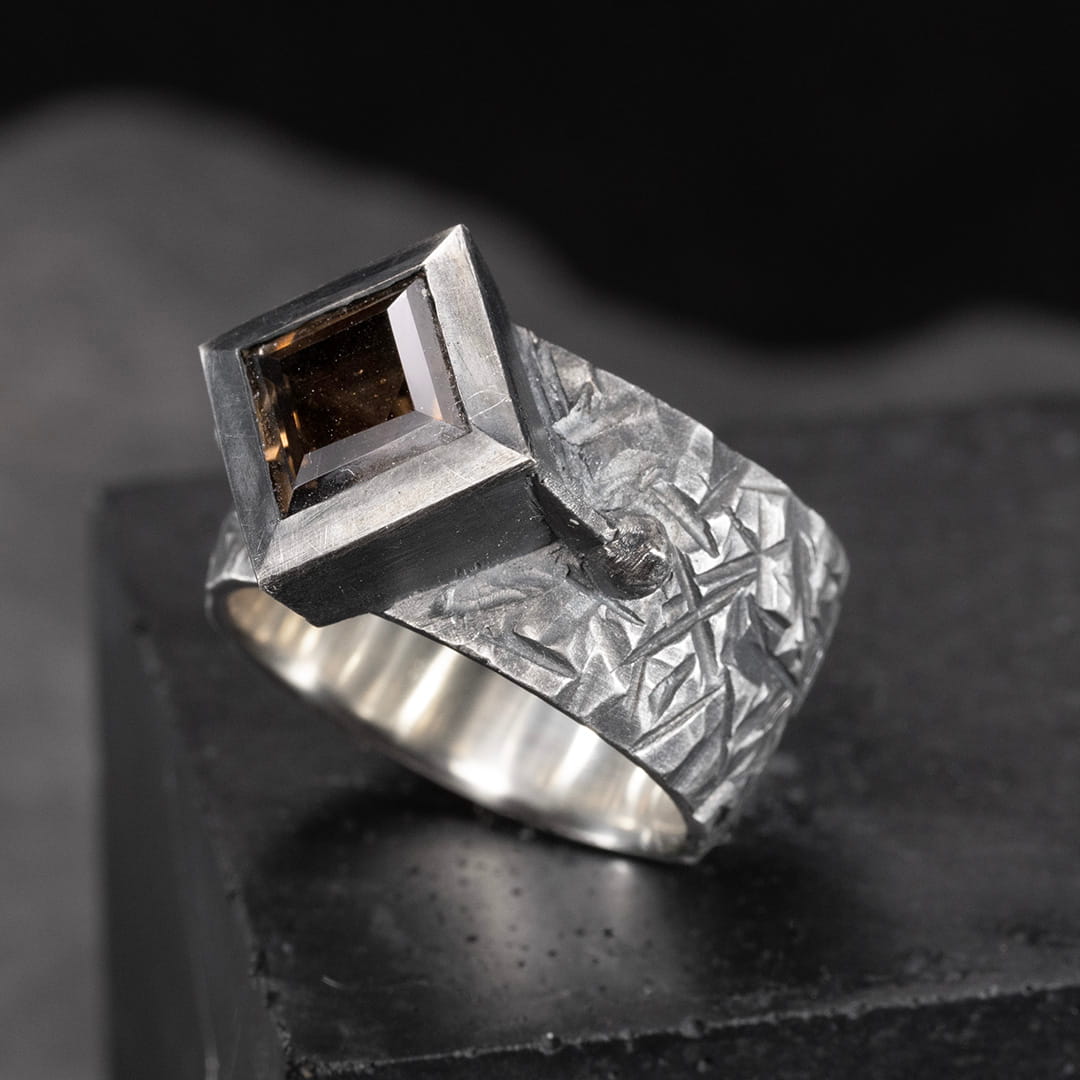 bague originale pour homme en argent texturée et quartz fumé