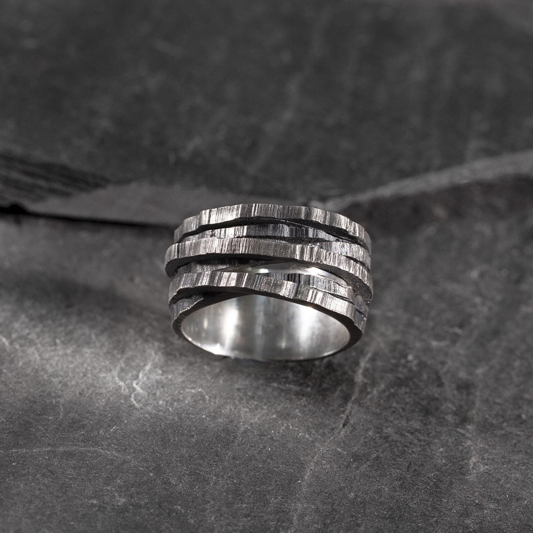 bague massive en argent noir texturée