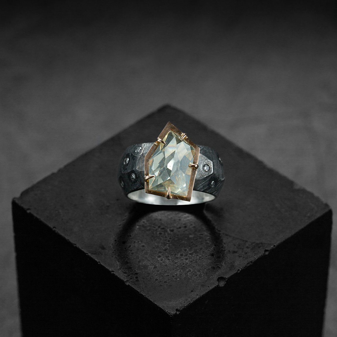 bague pièce unique, en argent noir et or rouge, citrine et diamants blancs. Design ultra contemporain