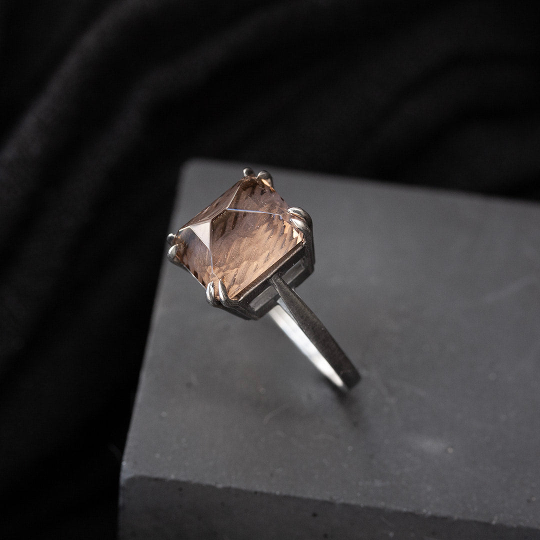 bague cocktail en argent avec un quartz fumé
