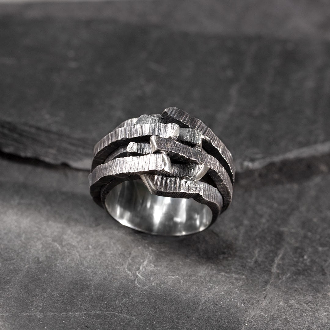 bague massive en argent noir texturée