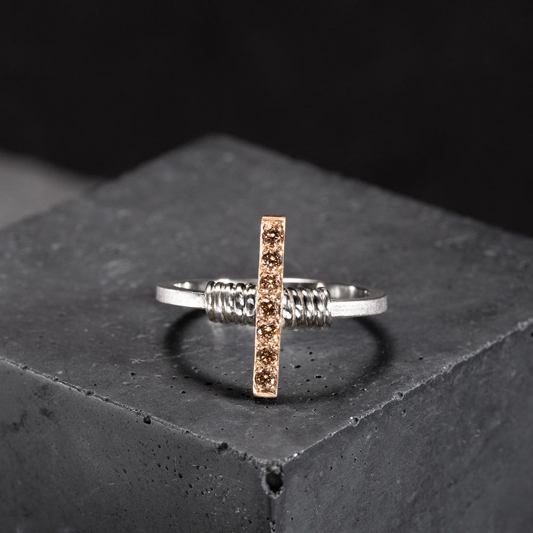 bague originale pour femme en or blanc et rose avec des diamants bruns clairs