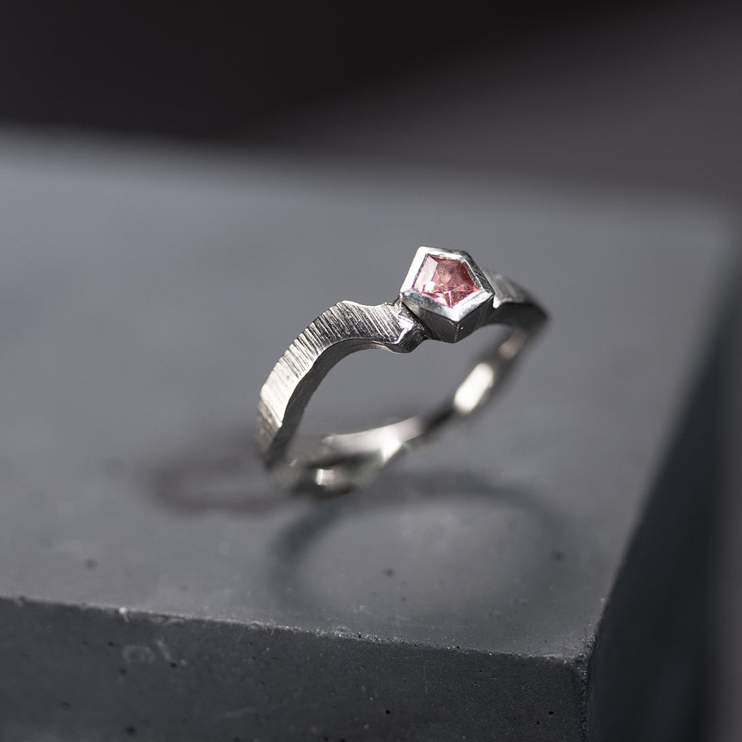 bague originale pour femme en or blanc avec pierre spinelle rose