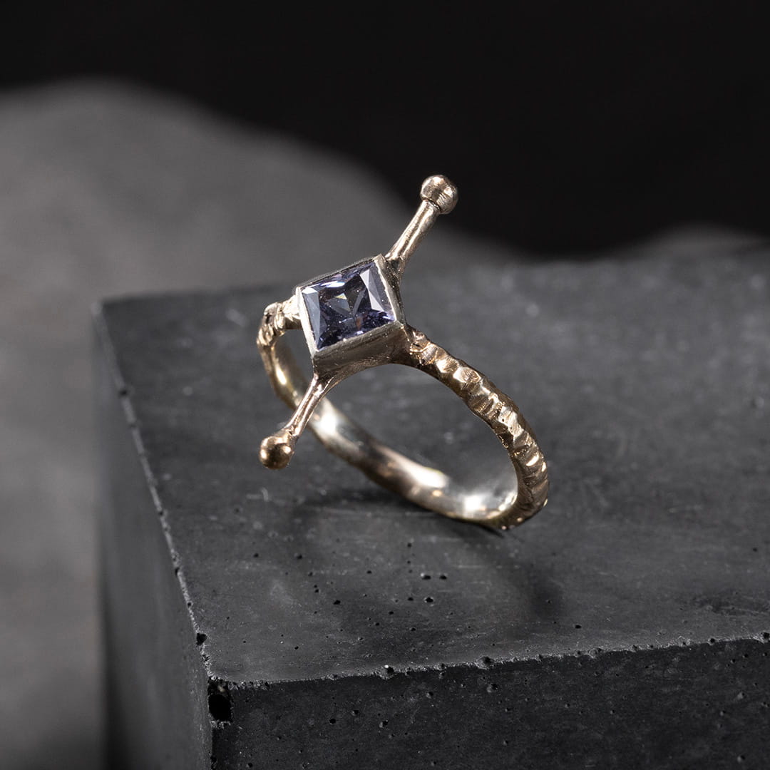 bague originale pour femme en or blanc avec pierre spinelle violet
