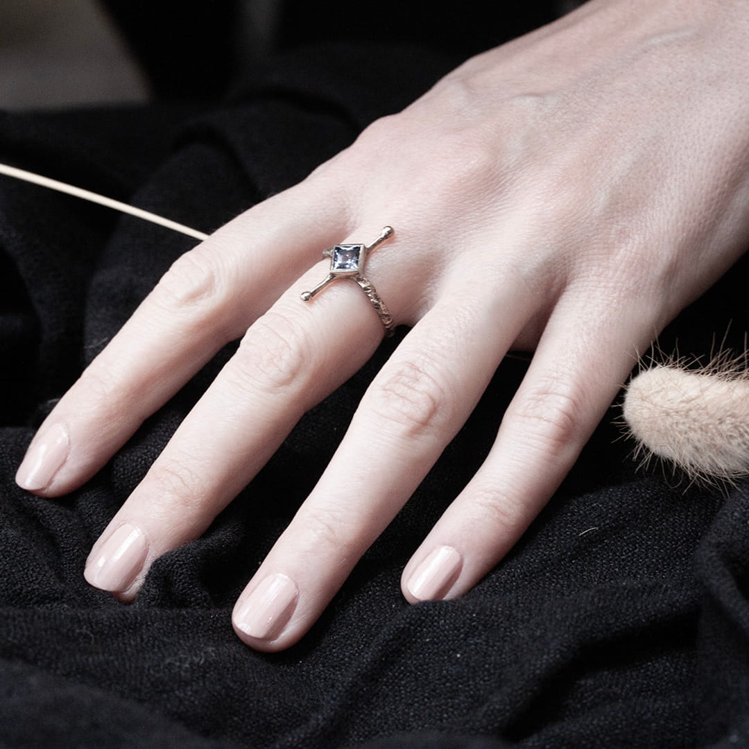 bague originale pour femme en or blanc avec pierre spinelle violet