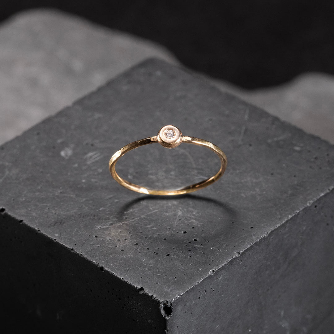 bague solitaire originale pour femme en or jaune avec un diamant blanc