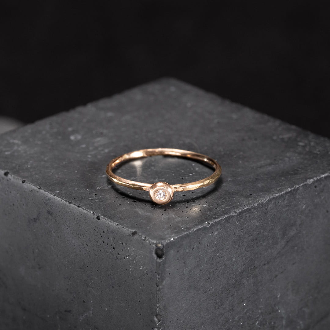 bague solitaire originale pour femme en or jaune avec un diamant blanc