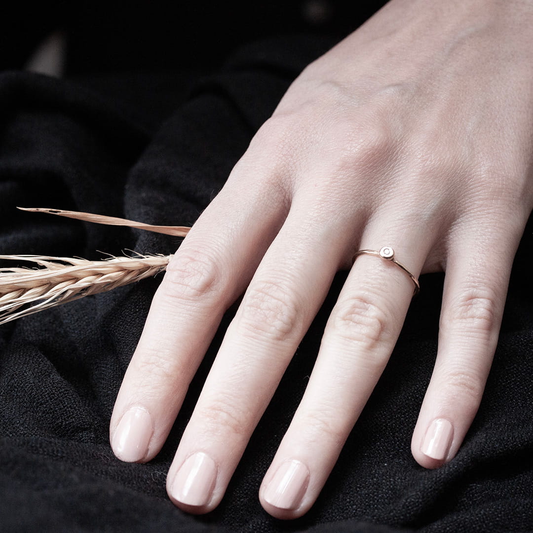 bague solitaire originale pour femme en or jaune avec un diamant blanc