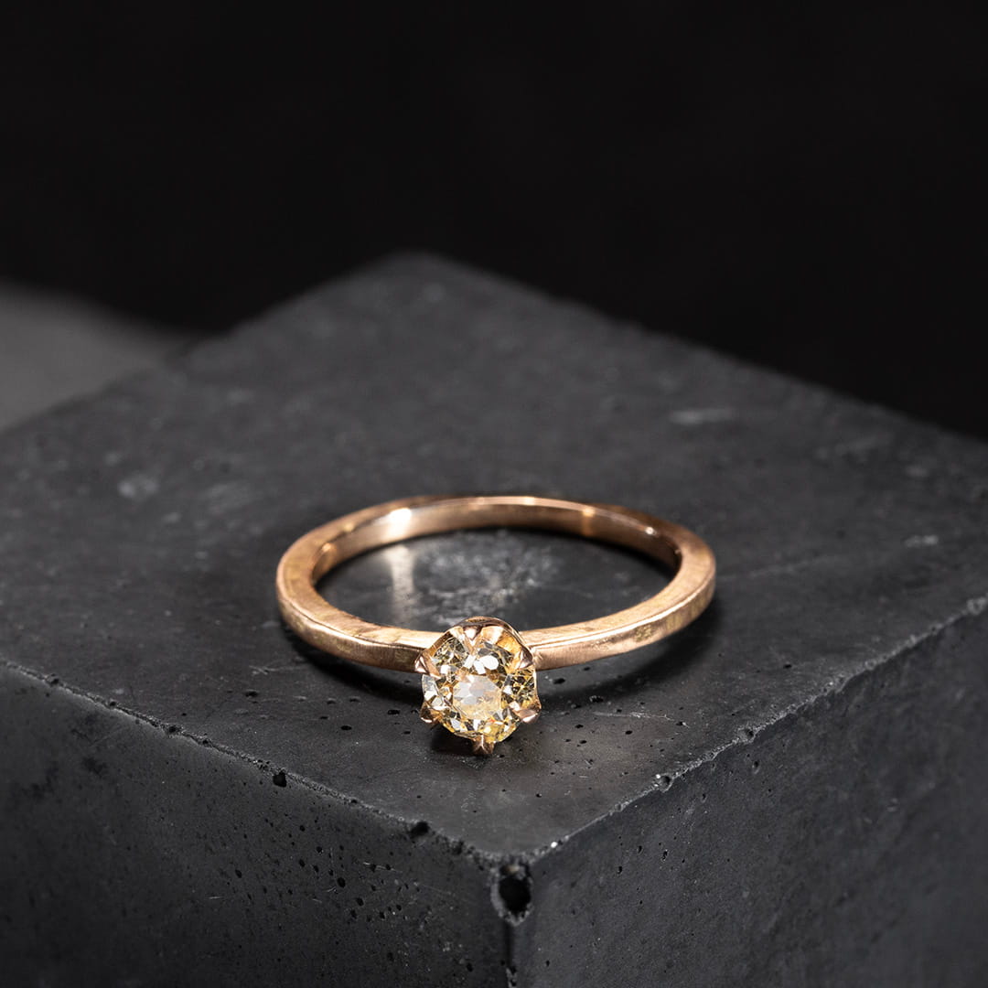 bague solitaire originale pour femme en or rose avec un diamant jaune