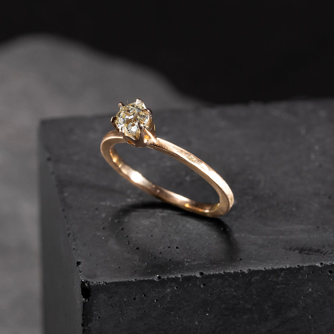 bague solitaire originale pour femme en or rose avec un diamant jaune