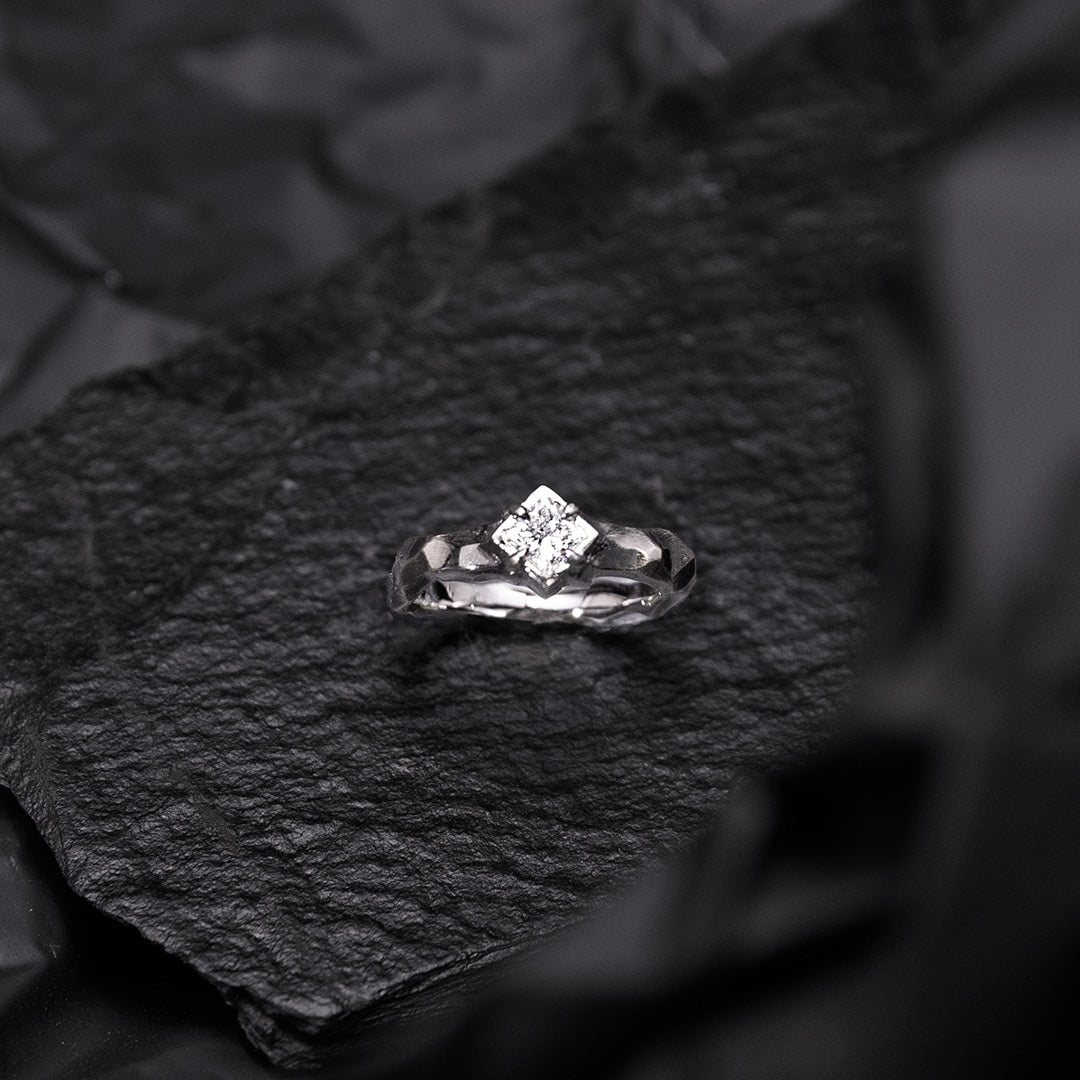 Bague solitaire en or sombre anthracite avec un diamant princesse blanc