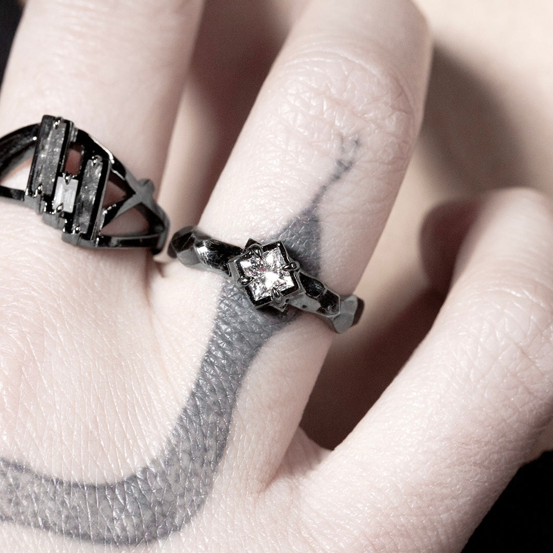 bague en or sombre avec diamants baguettes gris et bague solitaire en or sombre et diamant blanc