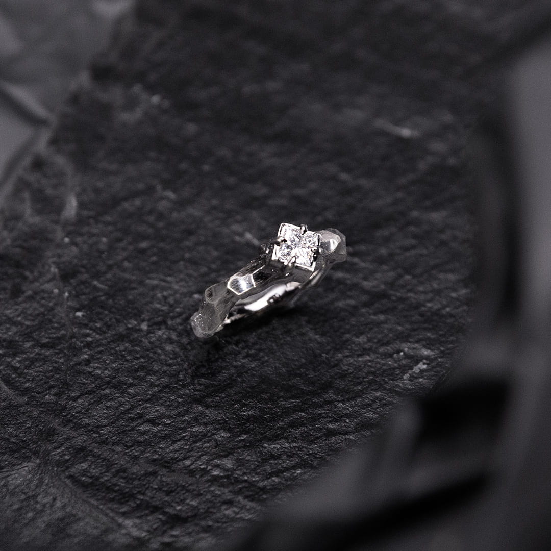 bague solitaire en or sombre et diamant blanc