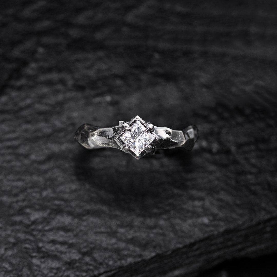 bague solitaire en or sombre et diamant blanc