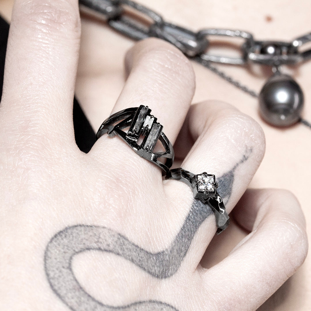 bague en or sombre avec diamants baguettes gris et bague solitaire en or sombre et diamant blanc