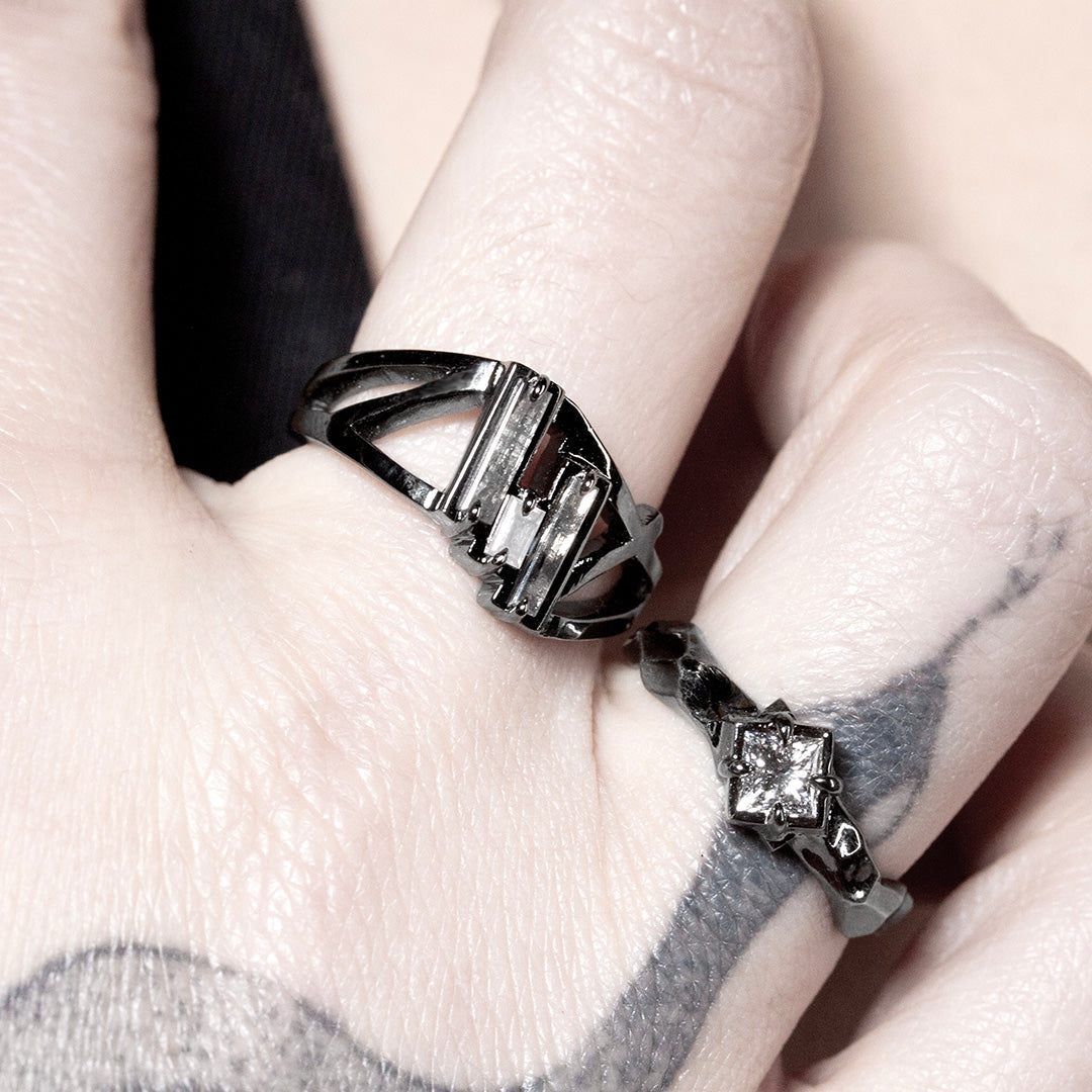 bague en or sombre avec diamants baguettes gris et bague solitaire en or sombre et diamant blanc