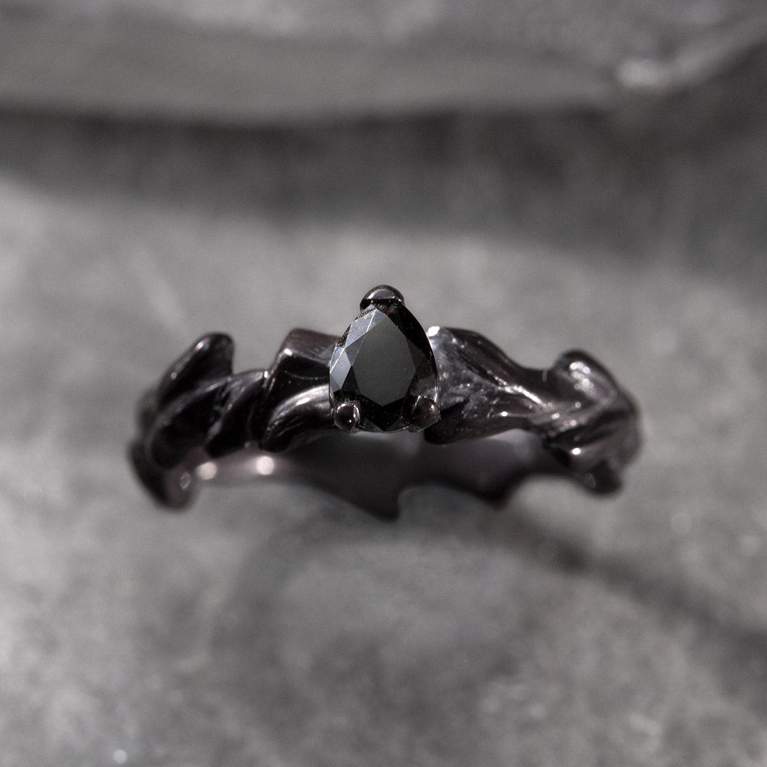 Bague solitaire en or noir et diamant noir poire