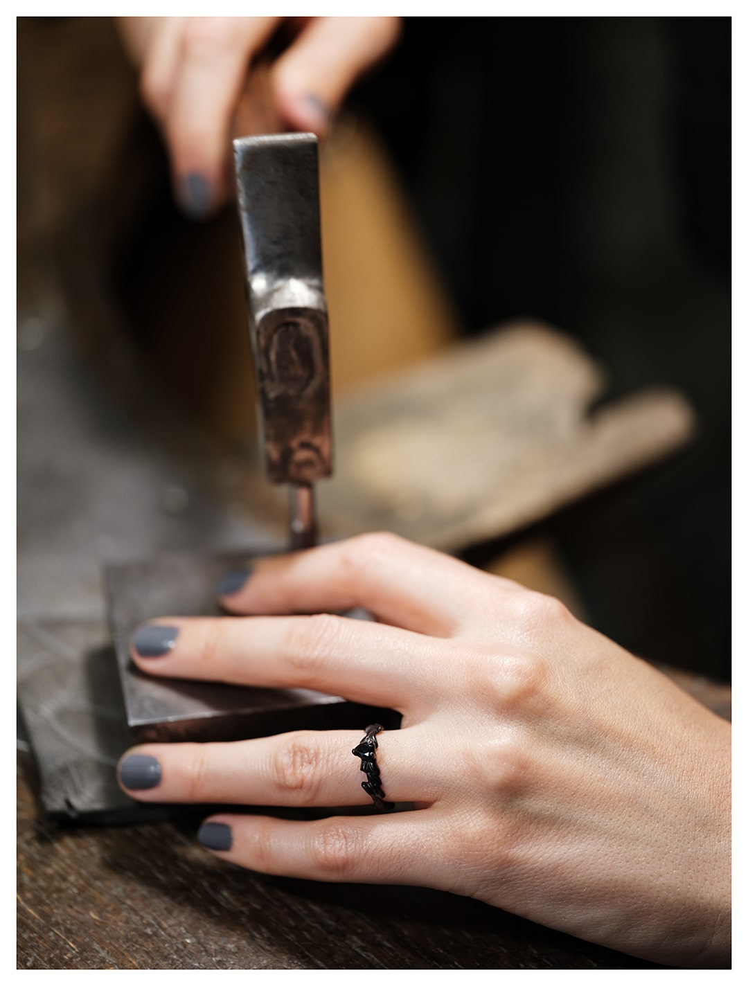 Bague solitaire en or noir et diamant noir poire