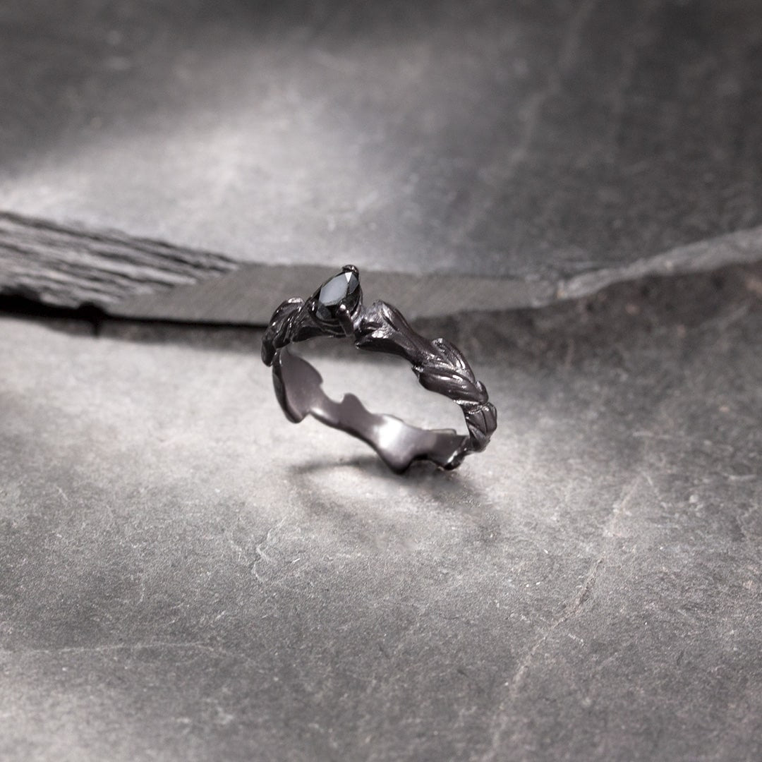 Bague solitaire en or noir et diamant noir poire