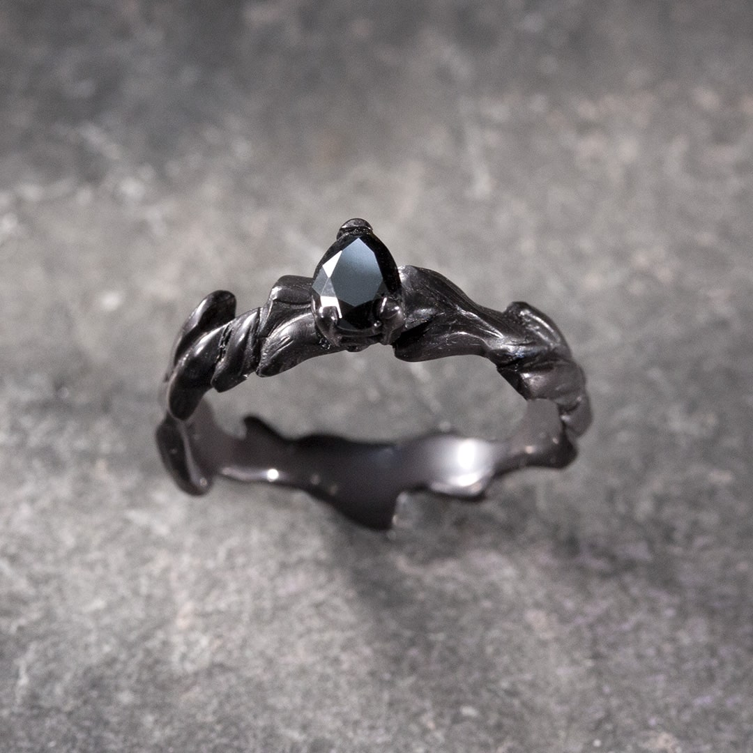 Bague solitaire en or noir et diamant noir poire