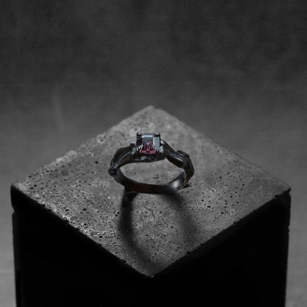 bague de fiançailles en or noir, pièce unique sur mesure, design contemporain, spinelle carré violine