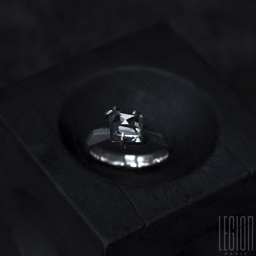 bague de fiançailles en argent avec un cristal