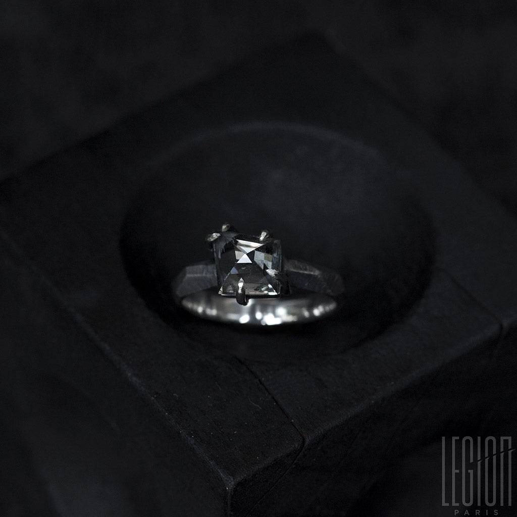 bague de fiançailles en argent avec un cristal