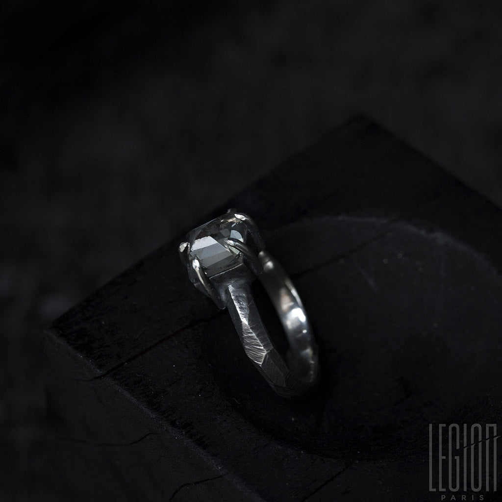 bague de fiançailles en argent avec un cristal