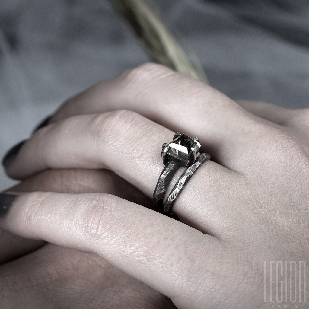 bague de fiançailles en argent avec un cristal